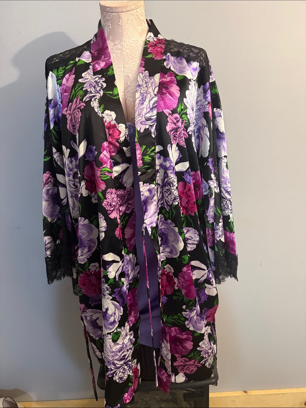 Victoria Secret Floral Satin Kimono Robe/ LaceTrim,Black, Purple & Pink ML